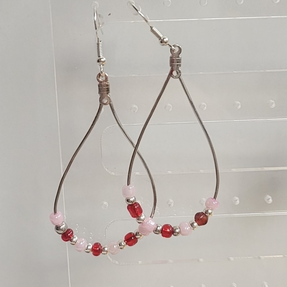 Artisanal red & pink beaded pierced hook earrings - Picture 2 of 3